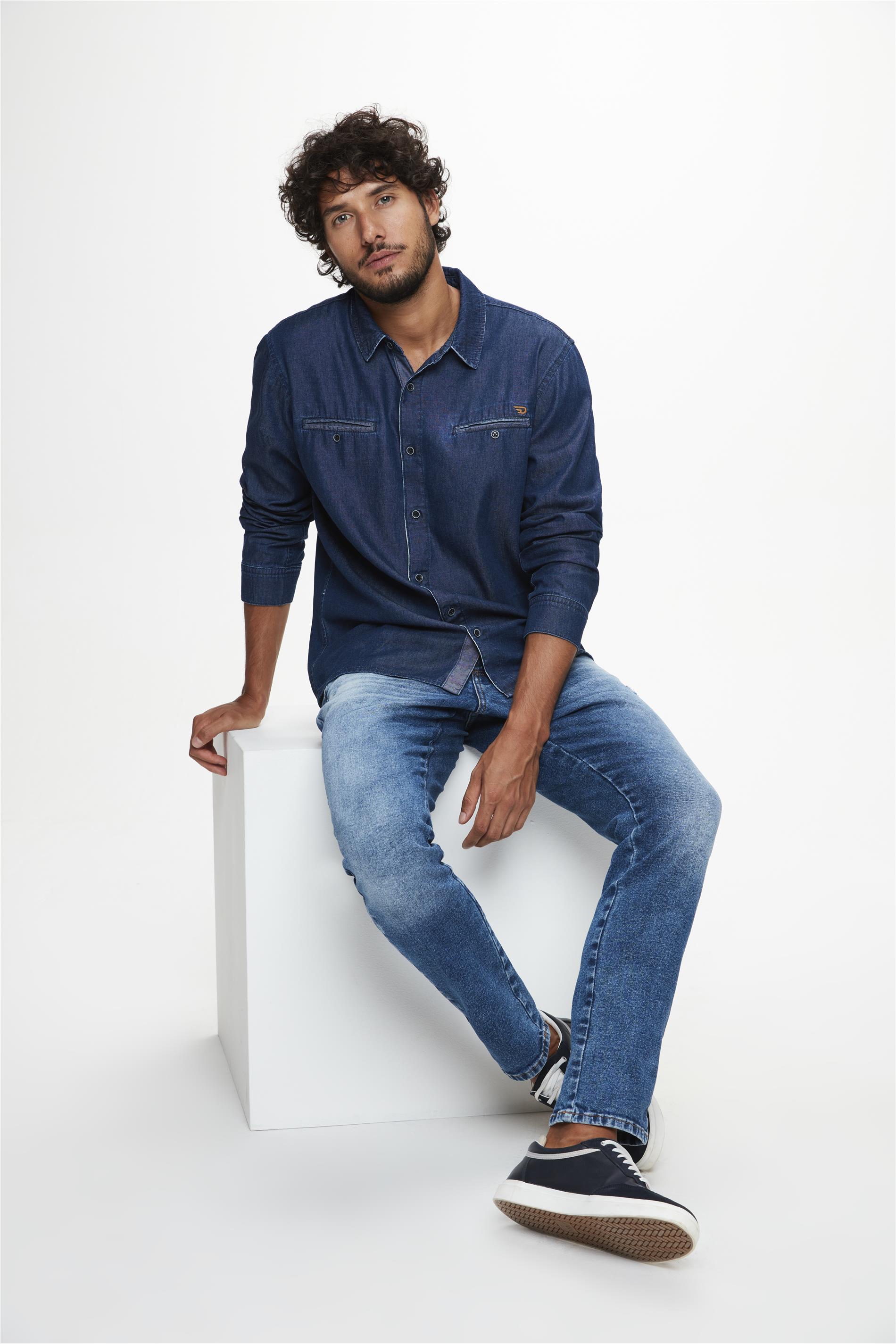 Foto: É trendy: camisa jeans + caça jeans + bolsa metalizada - Purepeople