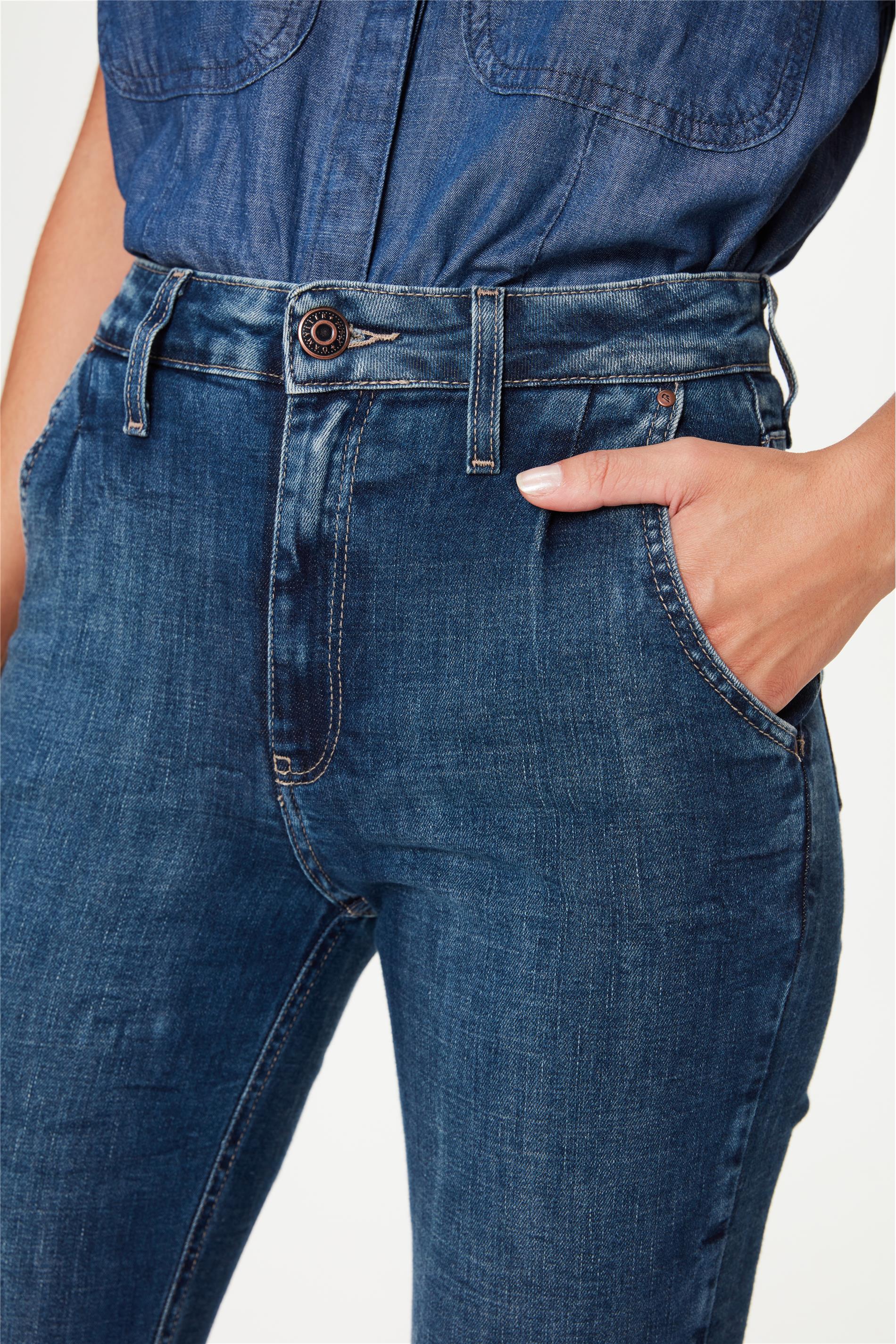 Calça Jeans Mom Super Alta Cropped com Pregas