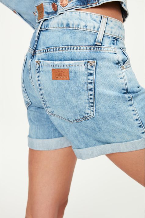 Short-Jeans-Boyfriend-com-Barra-Dobrada-Detalhe--