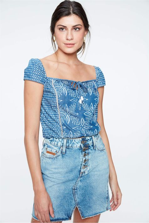 Blusa-Jeans-Cropped-com-Estampa-Floral-Frente--