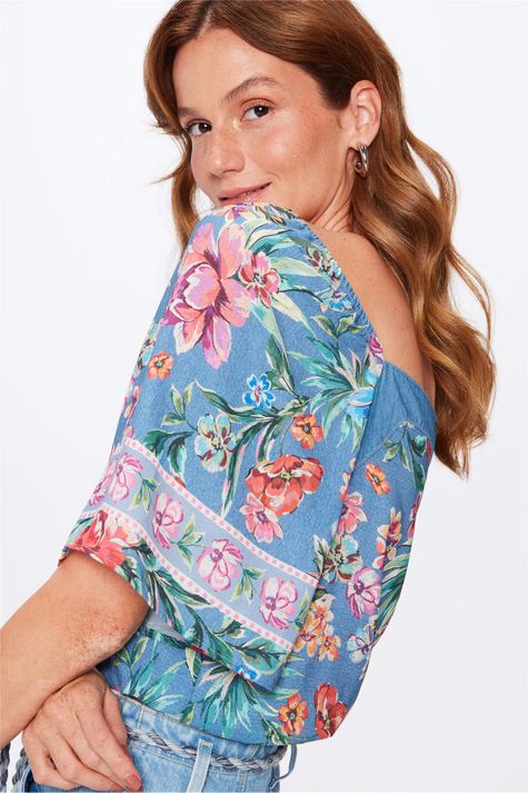 Blusa-Jeans-com-Estampa-Floral-Cores-Detalhe--